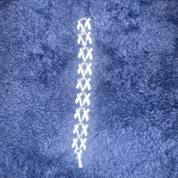 Gold-tone & Vanilla Cream Enamel “V” Bracelet Coro - Picture 1 of 7